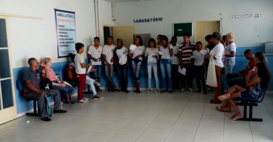 Estudantes visitam Hospital Municipal de São Francisco para realizar apresentações de música aos pacientes de doenças crônicas